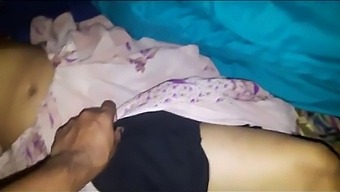 Seorang Wanita India Yang Menakjubkan Siap Untuk Terlibat Dalam Hubungan Seksual Dengan Suaminya