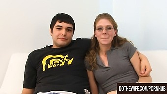 Mezirasový Pár Se Věnuje Drsnému Sexu S Cuckoldem