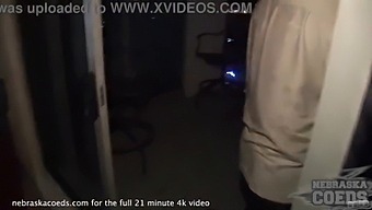Gadis Remaja Mengukir Labu Dalam Video Panas