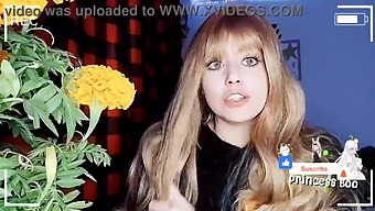 Gadis Yang Sangat Cantik Dengan Wig Yang Indah