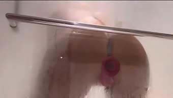 התכוננו לנסיעה פרועה עם פעולת הדילדו במקלחת של מקס ריאן.