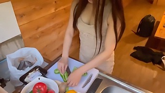 Kolme Miestä Liittyy Tuhmaan Peliin Tytön Kanssa Lyhyessä Hameessa