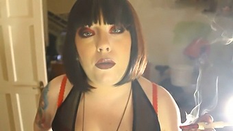 Mahtava Dominatrix Tina Smua Nauttii Ei-Suodatin Savuke Haltija