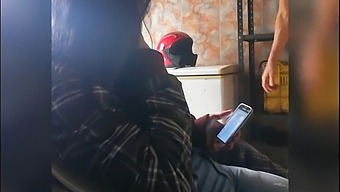 दोस्ताना सहकर्मी फ़्लर्ट करता है और अंतरंग हो जाता है।