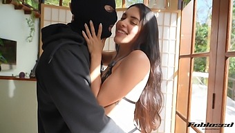 Brune Amateur Explore L'Art Du Baiser Dans Un Tutoriel Hd