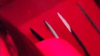 Vizitez Un Club De Swingeri Și Mă Supun Sexului În Grup Într-O Cutie, Experimentând O Plăcere Intensă
