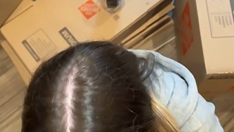 看看我的挺拔奶子和紧致屁股,我一边吸一边操